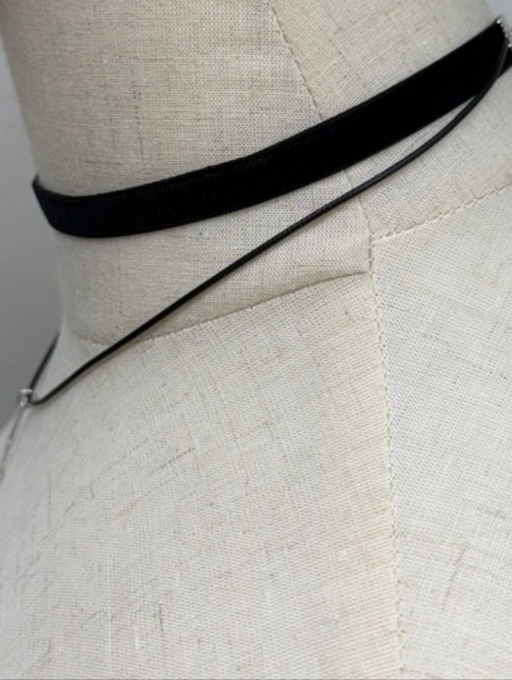 Minimalist Black Triangle Pendant Choker Necklace - Picture 4 of 7